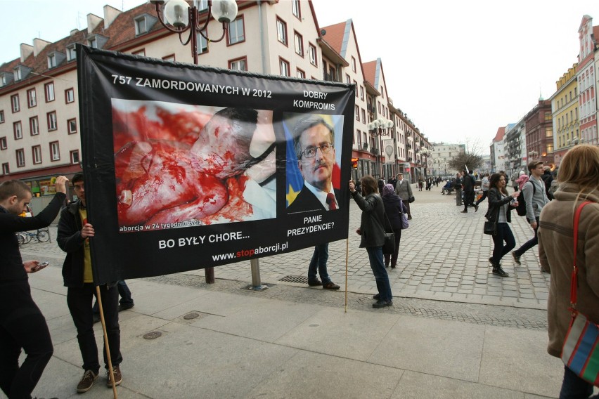 Dziś we Wrocławiu odbyły się dwie pikiety sprzeciwiające się...