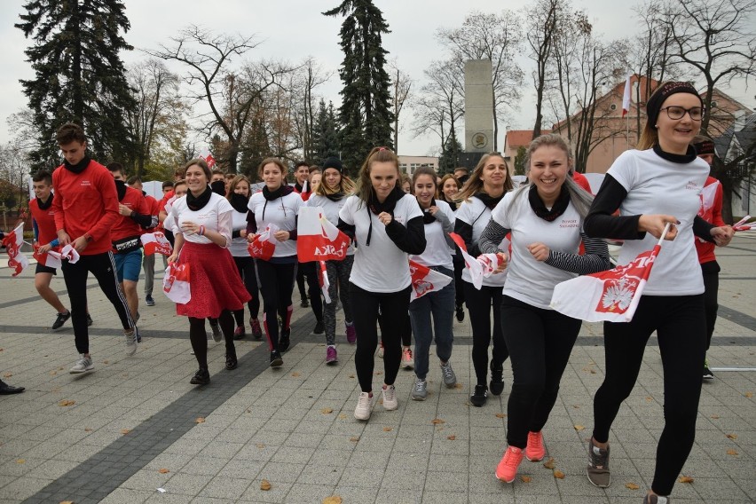 Bieg Niepodległości w Sieradzu 2018. Odbył się po raz ósmy. Uczestnicy oddali honory bohaterom miasta i kraju (zdjęcia)