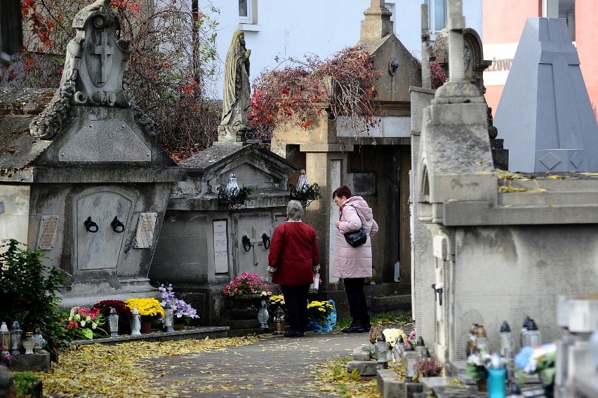 Na jasielskich cmentarzach duży ruch. Mieszkańcy porządkują groby bliskich [ZDJĘCIA]