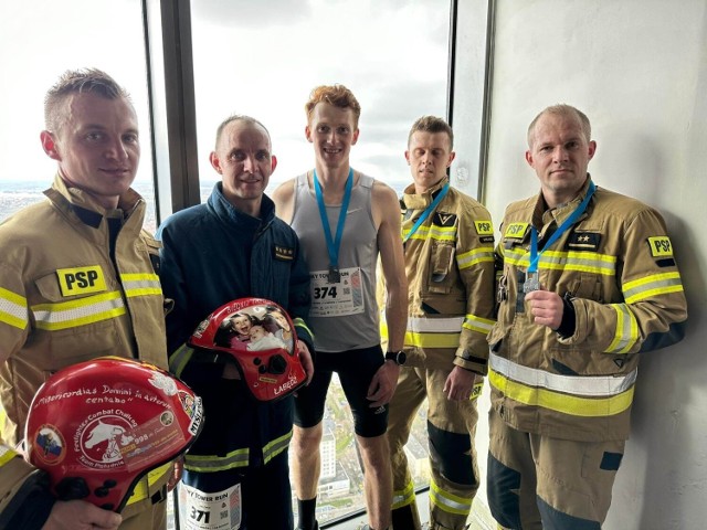 Strażacy z Myślenic i powiatu myślenickiego wzięli udział w Mistrzostwach Polski Strażaków w biegu po schodach podczas Sky Tower Run