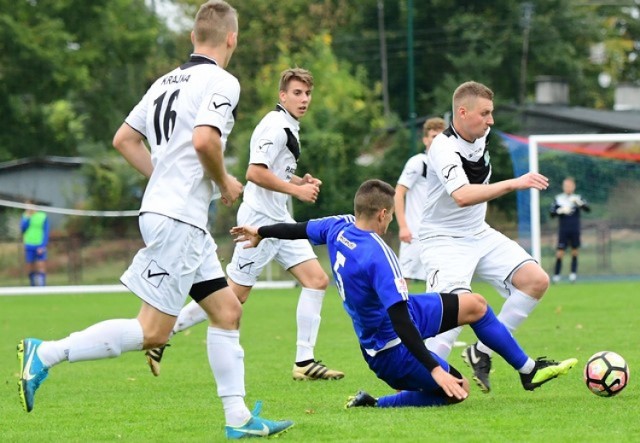 W meczu na szczycie A-klasy sępoleńska Krajna uległa 2:3 (1:1) Wdzie II/Tor Świecie. Porażka kosztowała krajan utratę prowadzenia w A-klasie kosztem Fali Świekatowo. Zapraszamy do obejrzenia zdjęć z tego spotkania.


Jerzy Kanclerz przed turniejem Asy dla Tomasza Golloba.

