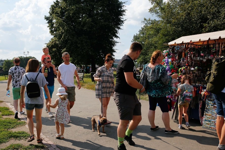 Krakowianie spędzają wolny czas nad Wisłą i odpoczywają na Błoniach [ZDJĘCIA]