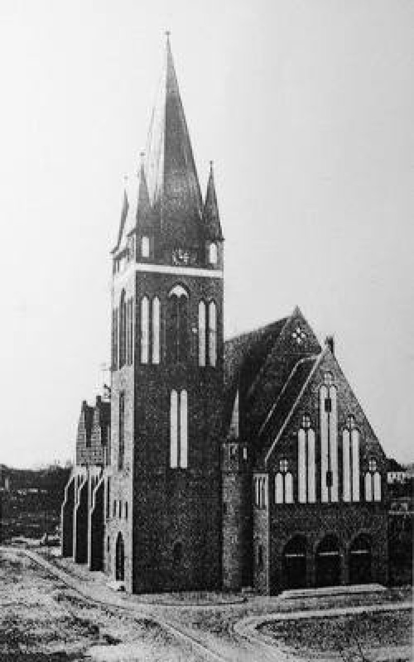 rok 1939 – neogotycki kościół ewangelicki na Szwederowie....