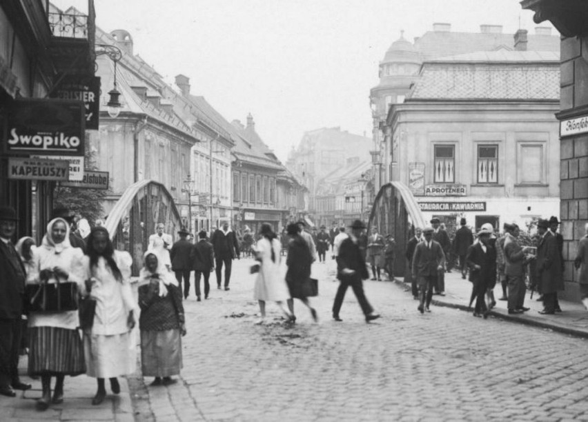 Bielsko. Perspektywa ul. 11 Listopada (dawniej ul. Głównej). Widoczny most nad rzeką Białą