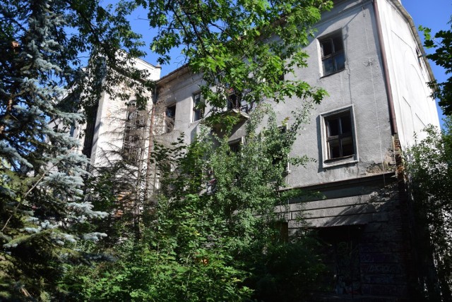 Budynek przy ulicy Jasnogórskiej w Częstochowie popada w coraz większą ruinę