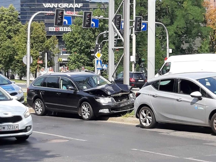 Wrocław. Cztery auta zderzyły się na ulicy Traugutta. Zobacz zdjęcia