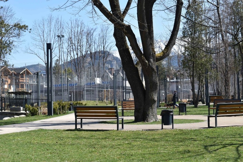 Zakopane. Park miejski otwarty. Ludzi jednak jak na lekarstwo. Boją się spacerować?