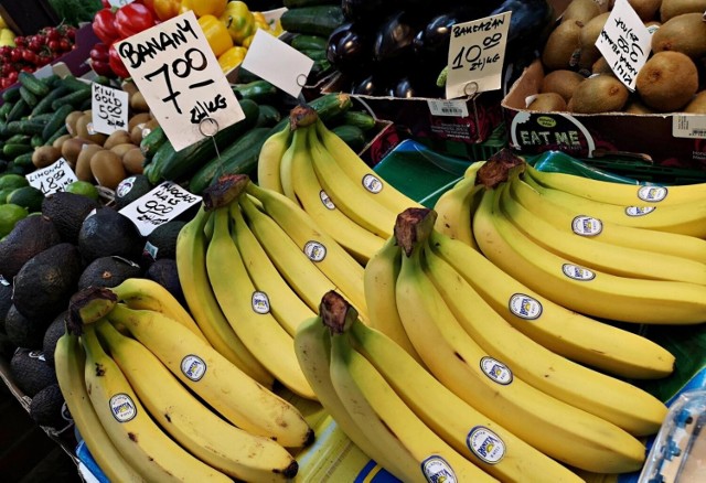 Banan to jeden z ulubionych owoców zagranicznych w Polsce. Banany to także owoce, które zawierają wiele składników mineralnych i liczne witaminy. 

Tym razem sprawdzimy co dzieje się z naszym organizmem gdy jemy banany? Kto powinien jeść te pyszne owoce, a kto raczej ich unikać. Zobaczcie na kolejnych zdjęciach. 