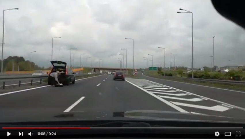 Kierowca zmieniał koło na lewym pasie ekspresówki [VIDEO]