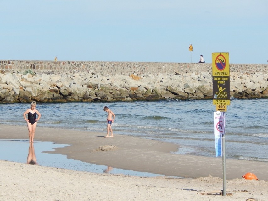 Ratownicy na plaży w Ustce strzegą także miejsc, w których...