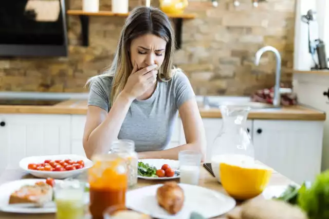 Przyczyny mdłości po jedzeniu mogą mieć różne podłoże. Zobacz na kolejnych zdjęciach, co może powodować nudności po posiłkach.