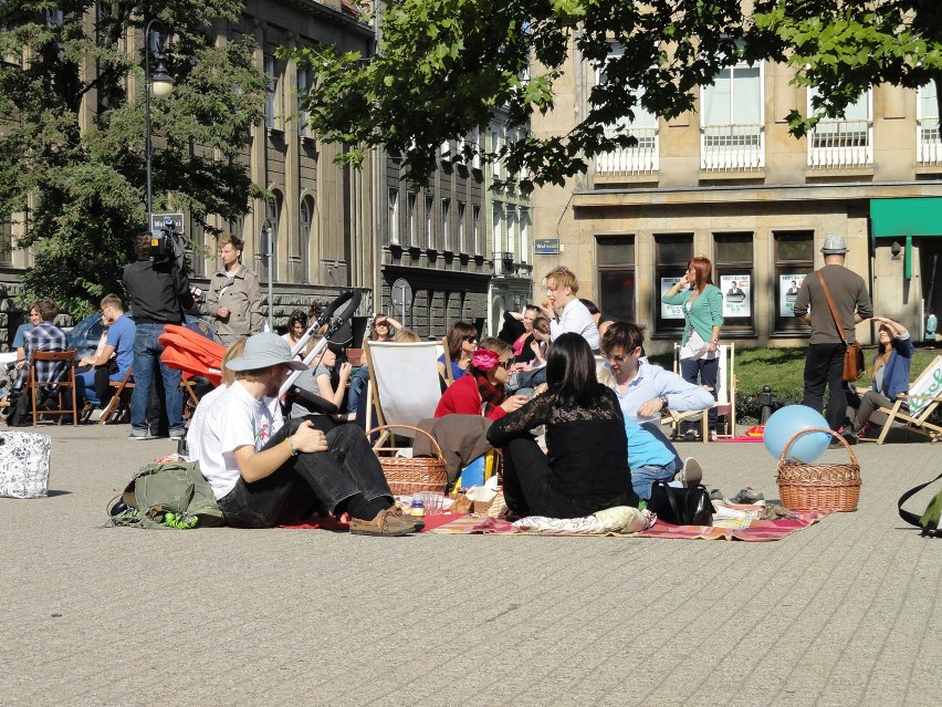 Poznaniacy urządzili spontaniczny piknik na placu Wolności [ZDJĘCIA, WIDEO]