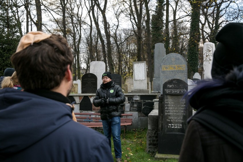 Kraków. Międzynarodowy Dzień Micwy. Posprzątali cmentarz żydowski [ZDJĘCIA]