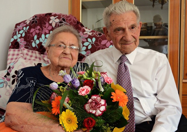 Państwo Halina i Tomasz Trawińscy świętują 70. rocznicę ślubu. Powiedzieli sobie "tak" w 1947 roku. Tomasz Trawiński to Honorowy Obywatel Miasta Bełchatowa