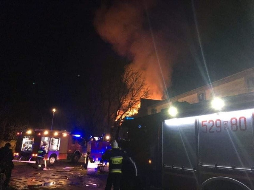 Wielki pożar pałacu pod Wrocławiem. Kilkudziesięciu strażaków w akcji (ZDJĘCIA)