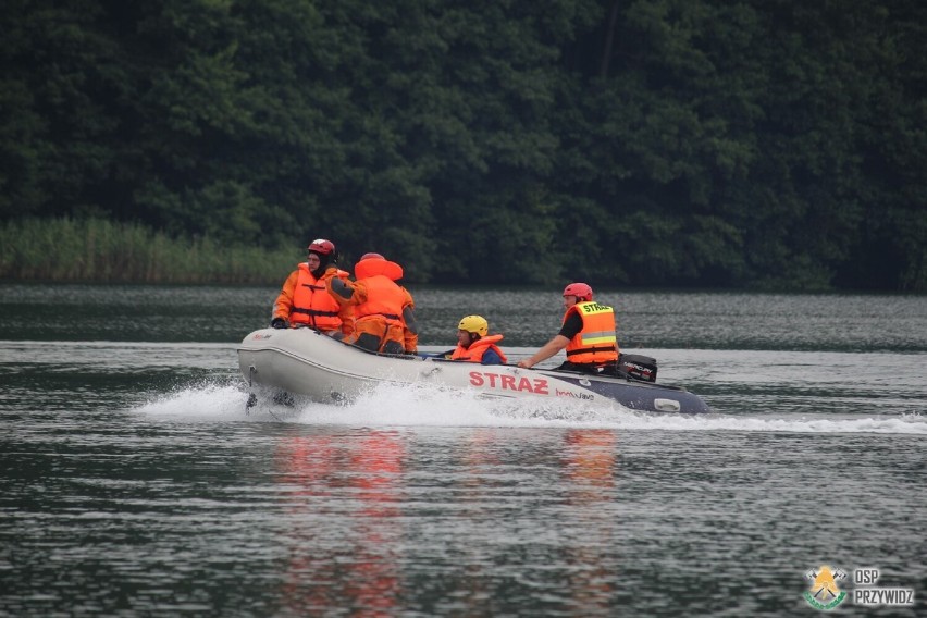 Ćwiczenia strażaków na Wiśle i na jeziorze. Doskonalili umiejętności z ratownictwa wodnego |ZDJĘCIA