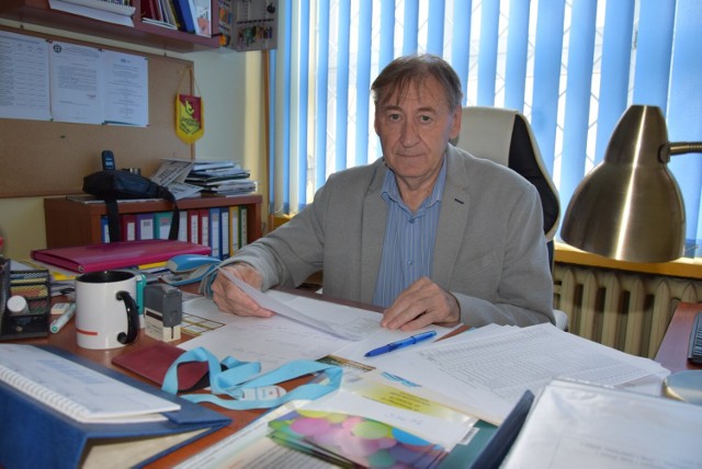 Waldemar Gosek dyrektor Szkoły Podstawowej nr 1 w Sandomierzu mówi, że ze względu na poniedziałkowe zajęcia w szkole przygotowania klas do potrzeb wtorkowego egzaminu rozpoczną się w godzinach popołudniowych.