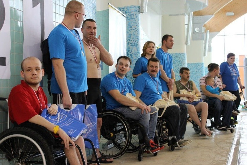 Niepełnosprawni pływacy z Malborka wystartowali w zawodach w Kościerzynie