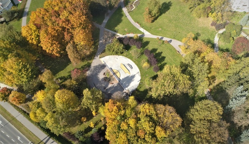 Kraków. Park Tysiąclecia w jesiennych kolorach. Zielony zakątek Mistrzejowic nabrał rumieńców [ZDJĘCIA]