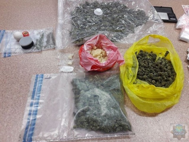 Funkcjonariusze zabezpieczyli łącznie prawie 1,5 kilograma narkotyków - w tym marihuanę, kokainę oraz dopalacz o nazwie klefedron.