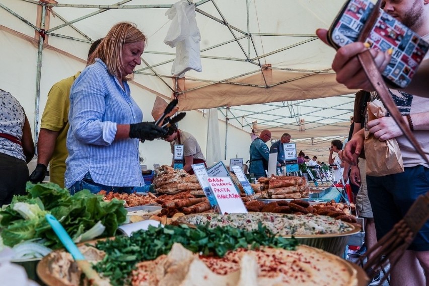 Slow Fest Sopot 2021. Skoro najdłuższe molo, to i najdłuższy stół. Spotkali się przy nim świetni kucharze i przechodnie