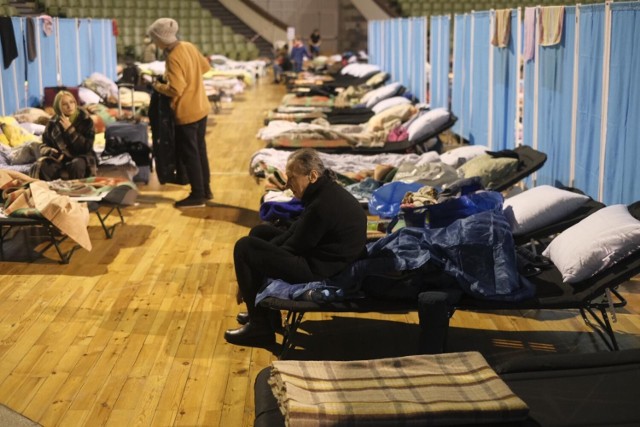 Akcja ma na celu zapewnienie minimum komfortu ludziom, którzy uciekając przed wojna trafili do Poznania i teraz przebywają w przestrzeniach hal sportowych, czy targowych. Tam narażeni są na gwar, płacz, krzyki wśród setek łóżek. Odrobinę spokoju w postaci odcięcia od głośnych dźwięków, które po traumatycznych przeżyciach wciąż wywołują w nich strach, miałyby zapewnić zatyczki do uszu.