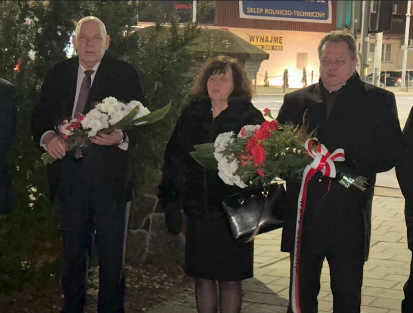 Poseł Jarosław Zieliński upamiętnił w Sokółce Sybiraków. Były kwiaty pod pomnikiem i msza św. w intencji zesłańców