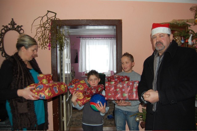 Zdzisław Staszków odwiedził w roli Mikołaja rodzinę państwa Brandowskich z Gwieździna. Na zdjęciu  z Szymonem, Kacprem i ich mamą