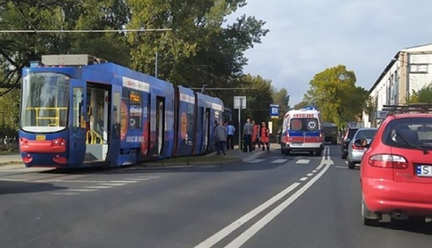 Tramwaj potrącił 17-latkę w Katowicach. Dziewczyna zginęła kilka metrów od szkoły. Teraz płoną tam znicze [wypadek na al. Korfantego].