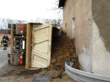 Wypadek w Osowie. Ciężarówka z piaskiem przewróciła się na bok