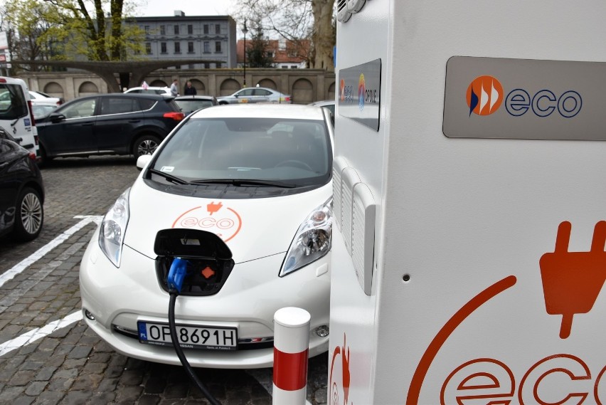 Stacja ładowania pojazdów elektrycznych na placu Wolności w...