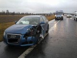 Obwodnica Lubartowa: Urwane koło ciężarówki uszkodziło dwa auta