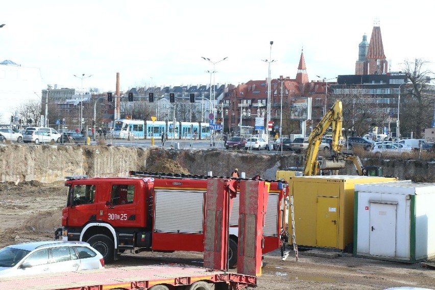 Wrocław po wichurze. Zerwane dachy, uszkodzone samochody, połamane drzewa [ZDJĘCIA]