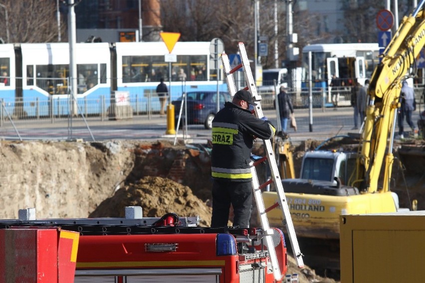 Wrocław po wichurze. Zerwane dachy, uszkodzone samochody, połamane drzewa [ZDJĘCIA]