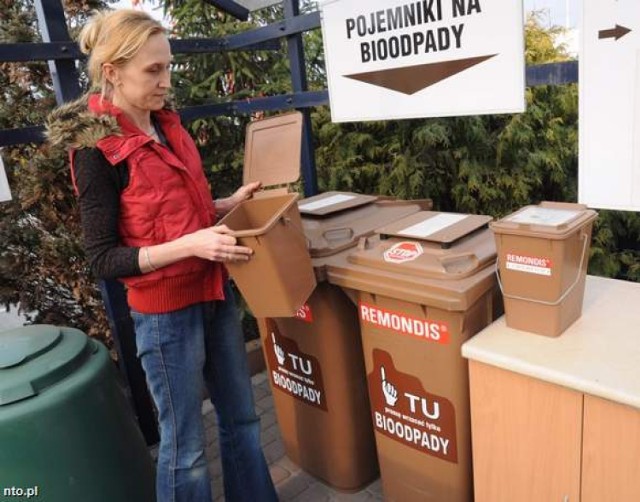 Takie pojemniki na bioodpady ustawia się w domu, te duże stoją w wiatach śmietnikowych - tłumaczy Jolanta Morzycka z Remondisu.