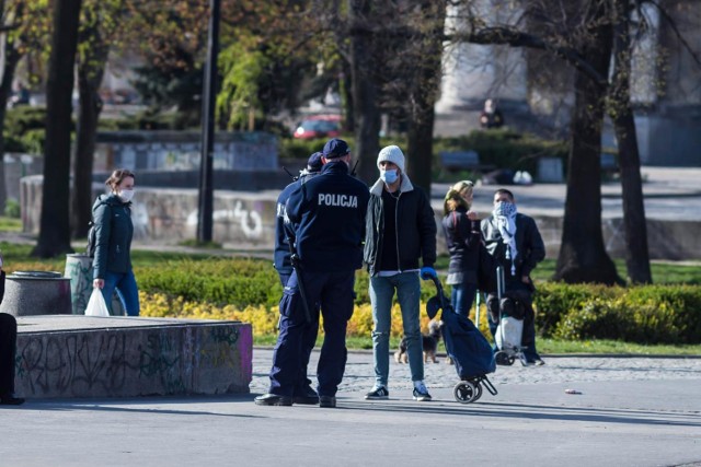 Prawie 200 mandatów za brak maseczek wystawili stołeczni policjanci