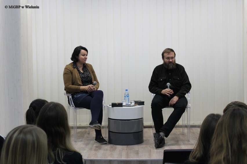 Popularny pisarz fantasy Andrzej Pilipiuk spotkał się z młodzieżą w wieluńskiej bibliotece [FOTO]