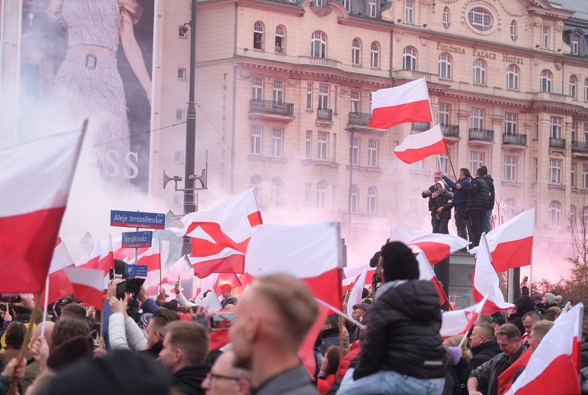 Marsz Niepodległości 2022 Warszawa. Tłum maszeruje przez centrum stolicy