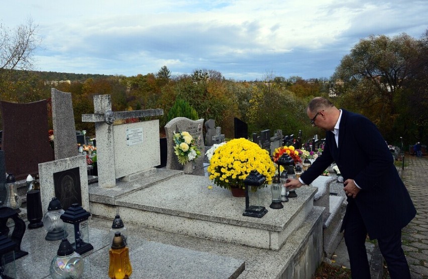 Prezydent Przemyśla Wojciech Bakun zapalił znicze na grobach...