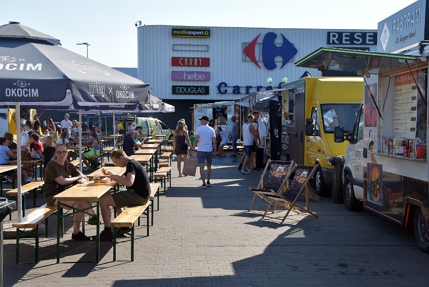 Na parkingu VIVO! Piła zaparkowały food trucki. Są też atrakcje dla dzieci. Zobaczcie zdjęcia