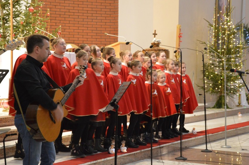 Schola Gaudium zaśpiewała w parafii pw. Wszystkich Świętych...