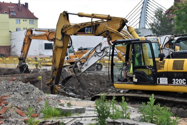 Centrum przesiadkowe Opole Główne. Rozbiórka szczeliny przeciwlotniczej odkrytej pod dawnym dworcem PKS.