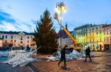 Ozdabianie Starego Rynku na Boże Narodzenie rozpoczęte. Choinka już jest [zdjęcia]