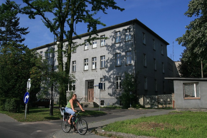 Dwa szpitale w Żorach: stary wyburzony w 2010 r., nowy termomodernizowany na ul. Dąbrowskiego