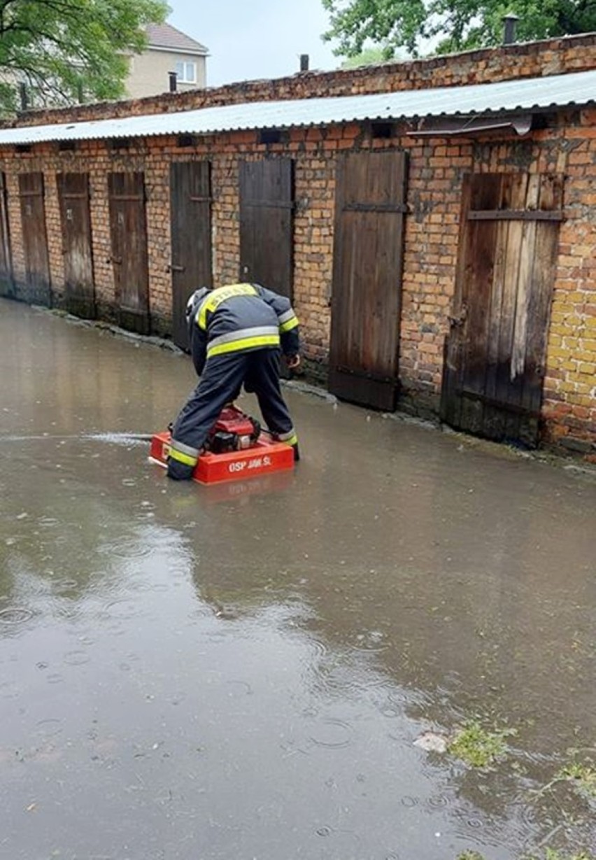 Mocno popadało i pozalewało. Strażacy wypompowywali wodę (ZDJĘCIA)