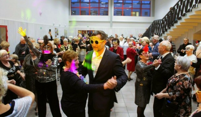 Bal maskowy dla seniorów w Kaliszu. Tanecznym krokiem weszli w Nowy Rok!