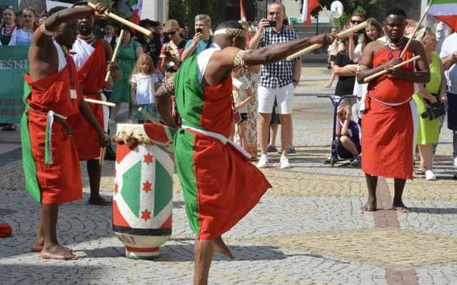 8 lipca 2022 r. w Bytomiu Odrzańskim odbędzie się Międzynarodowy Festiwal Folklorystyczny „Świat pod Kyczerą”. O godz. 18:00 ulicami miasta przejdzie niezwykle barwny korowód, po którym artyści wystąpią z koncertem