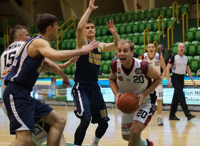 W drugiej lidze koszykówki, drugie w tym sezonie zwycięstwo odniosła drużyna Domino Inowrocław. W hali widowiskowo-sportowej przy al. Niepodległości pokonała ona ekipę Asseco II Gdynia 68:66. Do przerwy inowrocławianie prowadzili ponad 20. punktami (42:21).