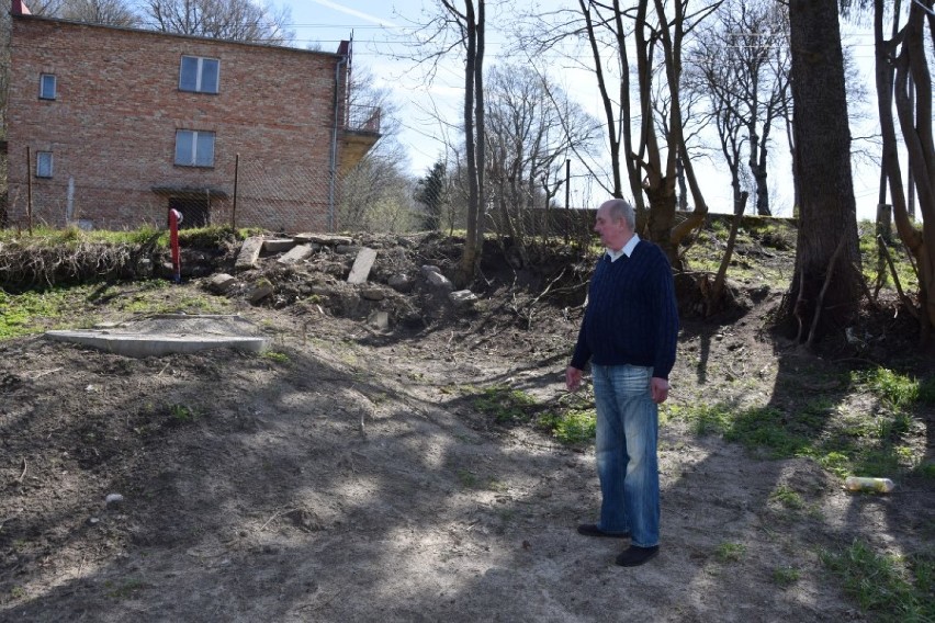 Białogarda. Prywatna działka zalana nieczystościami z szamba. Właściciel wini gminę ZDJĘCIA