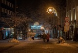 Świąteczne Zakopane. Miasto pod Giewontem rozświetliły już bożonarodzeniowe iluminacje 